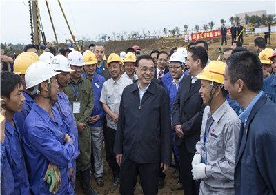 2015年，国务院总理李克强视察位于海南的蓝狮在线建设集团第七建设公司项目部